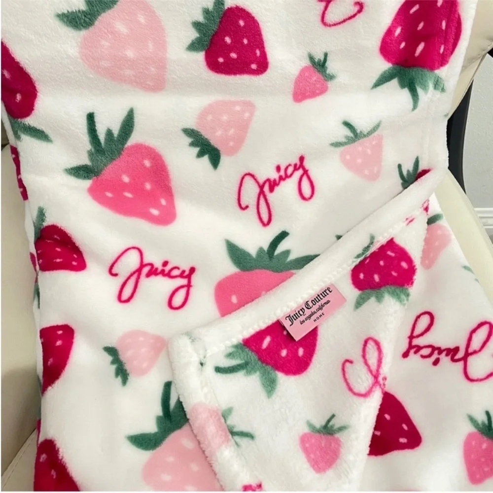 NEW Juicy Couture Home Strawberry Plush Printed‎ Throw Blanket Pink White 50x60